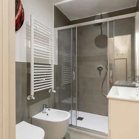 Hostly-puccini Luxury Home-near Colosseum & Trevi Apartment *