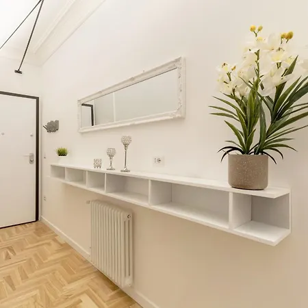 Hostly-puccini Luxury Home-near Colosseum & Trevi