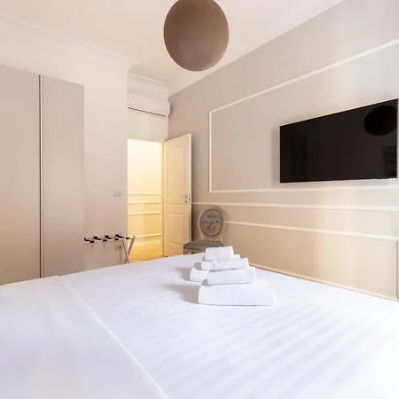 Hostly-puccini Luxury Home-near Colosseum & Trevi Apartment Rome
